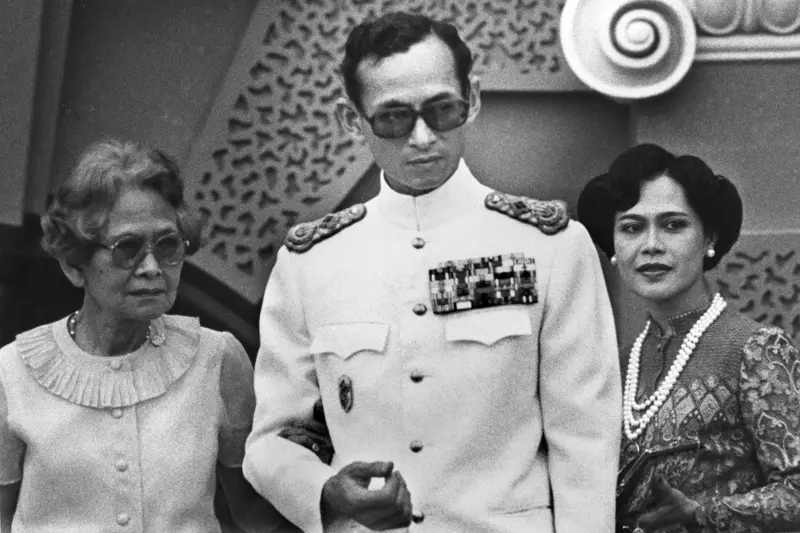 พระบาทสมเด็จพระบรมชนกาธิเบศร พระราชประวัติสมเด็จพระนางเจ้าสิริกิติ์ พระบรมราชินีนาถ พระบรมราชชนนีพันปีหลวง
