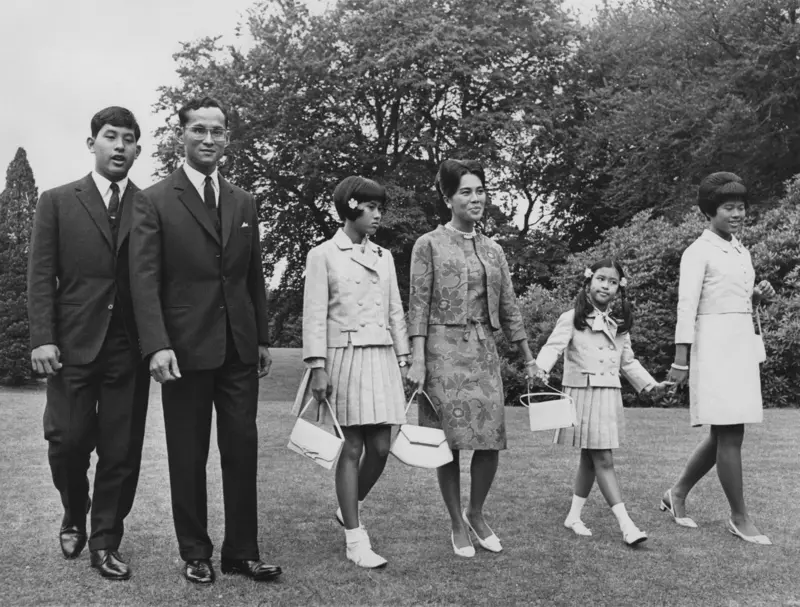 พระราชวงศ์ พระราชประวัติสมเด็จพระนางเจ้าสิริกิติ์ พระบรมราชินีนาถ พระบรมราชชนนีพันปีหลวง