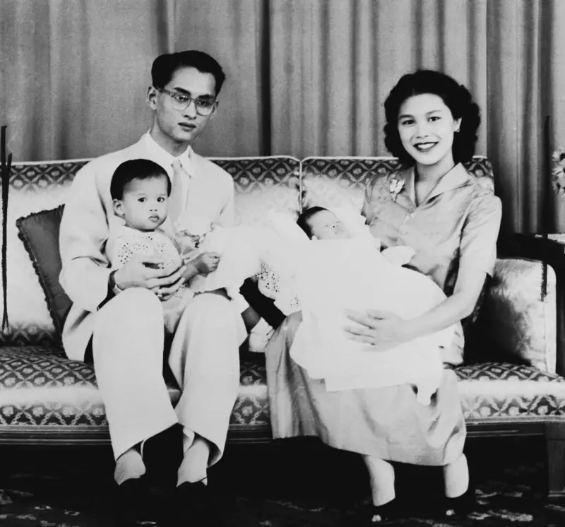 ฉายพระบรมฉายาลักษณ์